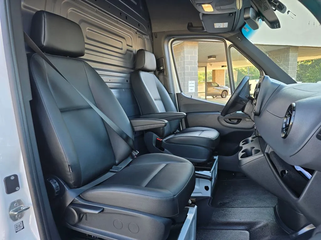 Mercedes-Benz Sprinter photo 33