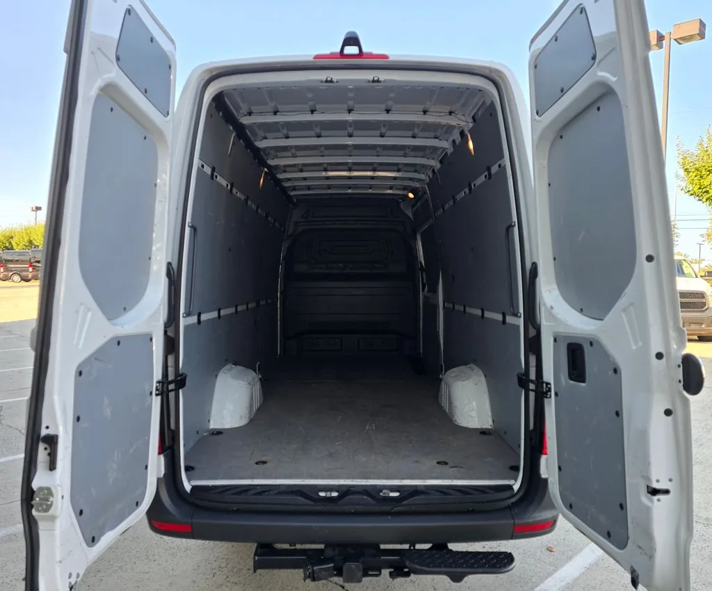 Mercedes-Benz Sprinter photo 11