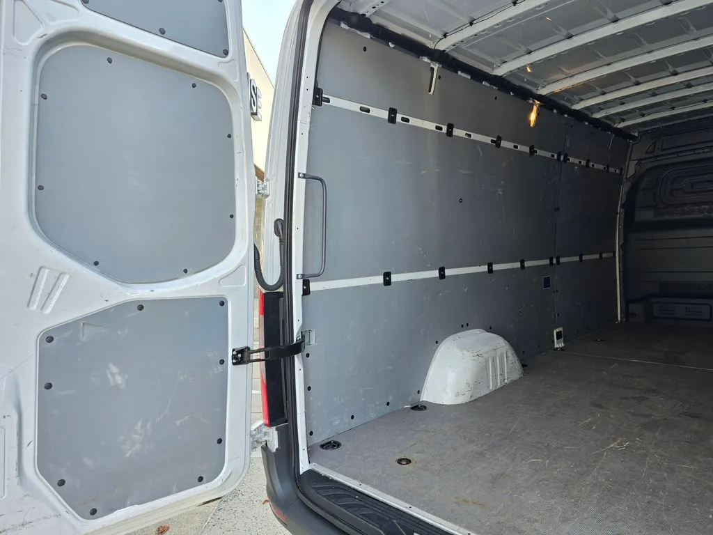 Mercedes-Benz Sprinter photo 12
