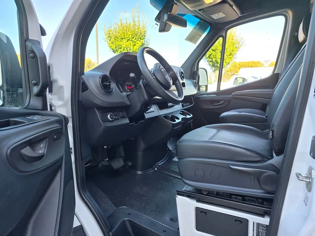 Mercedes-Benz Sprinter photo 27