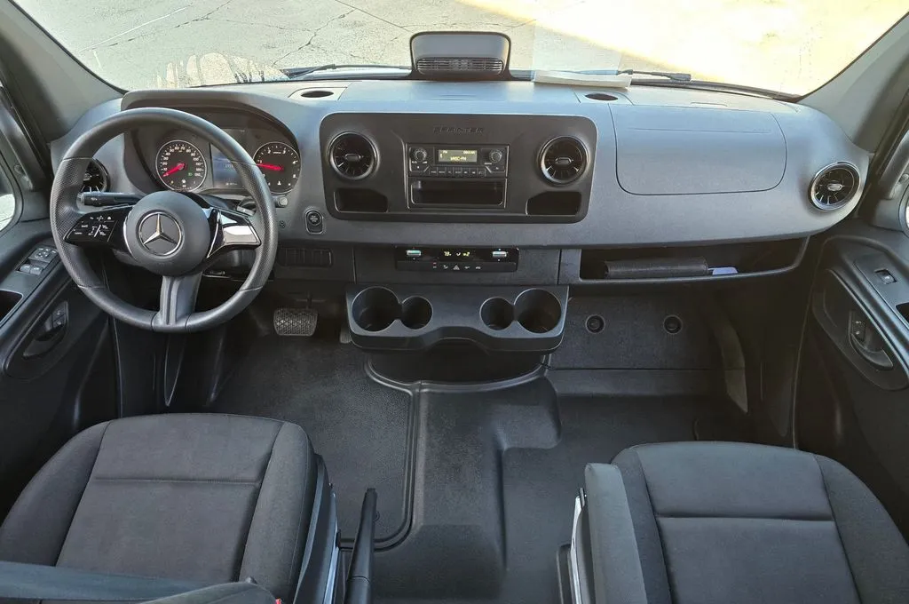 Mercedes-Benz Sprinter photo 19