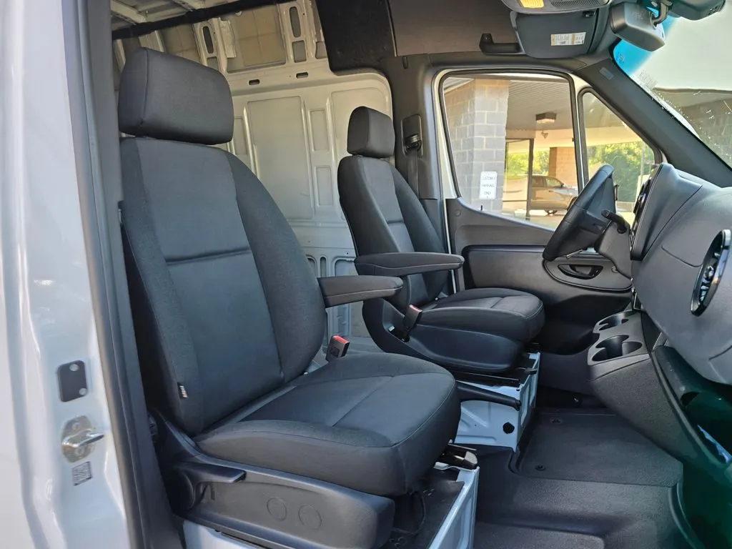 Mercedes-Benz Sprinter photo 33