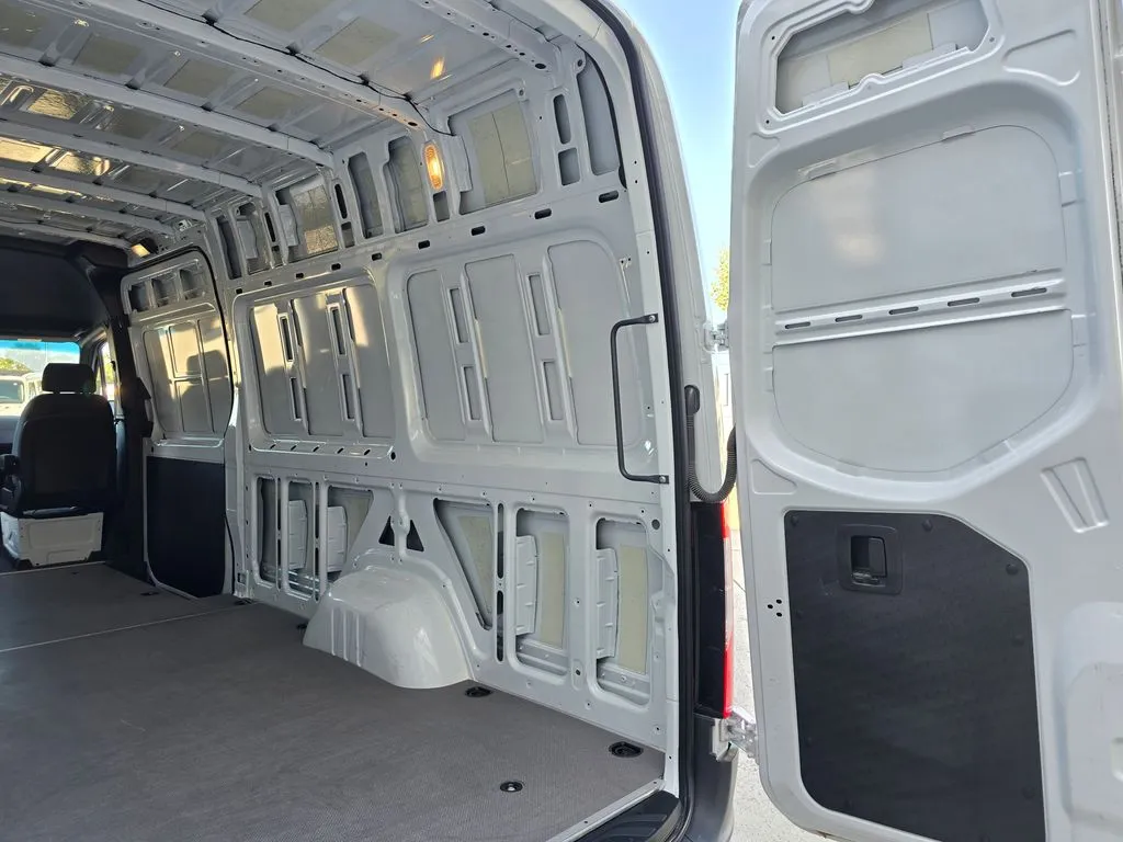 Mercedes-Benz Sprinter photo 14