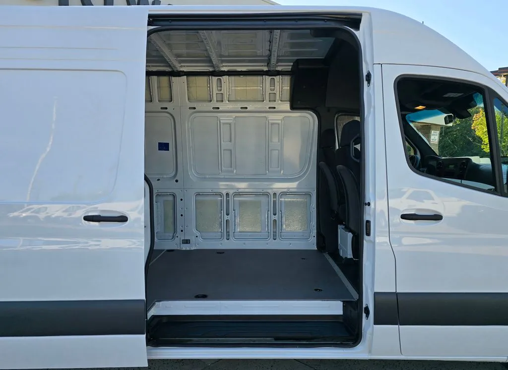 Mercedes-Benz Sprinter photo 16