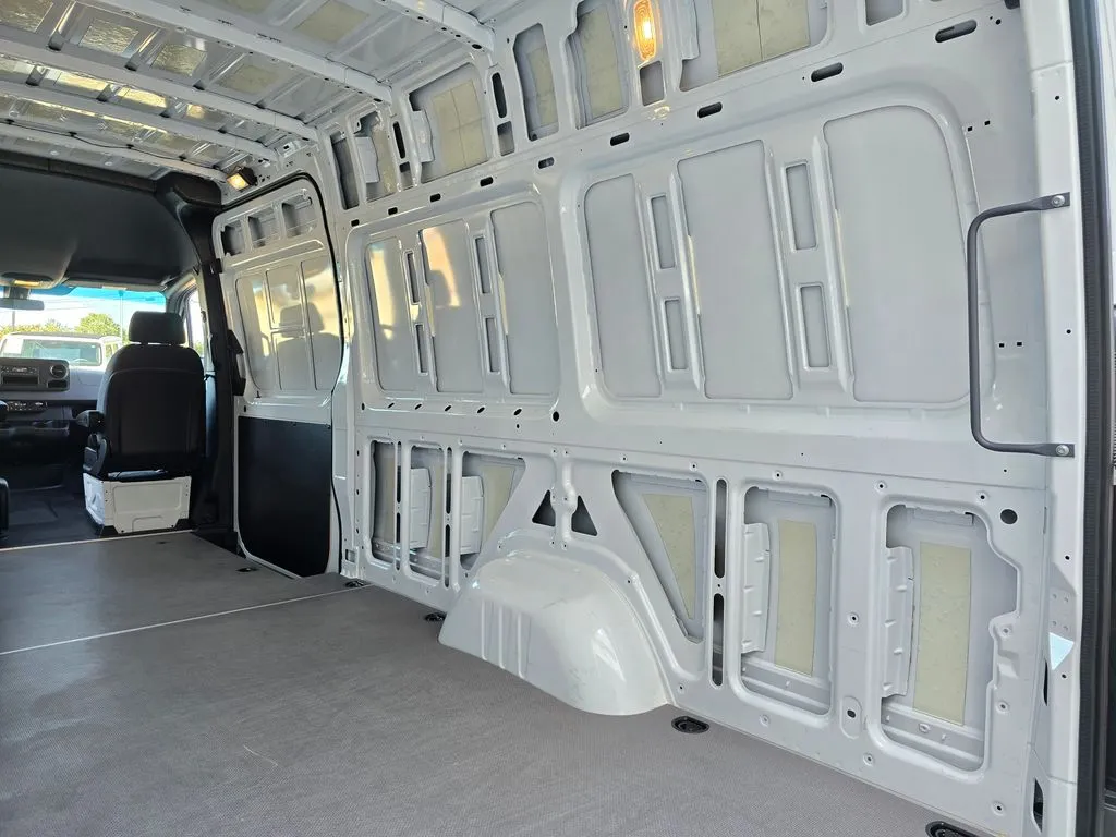 Mercedes-Benz Sprinter photo 15