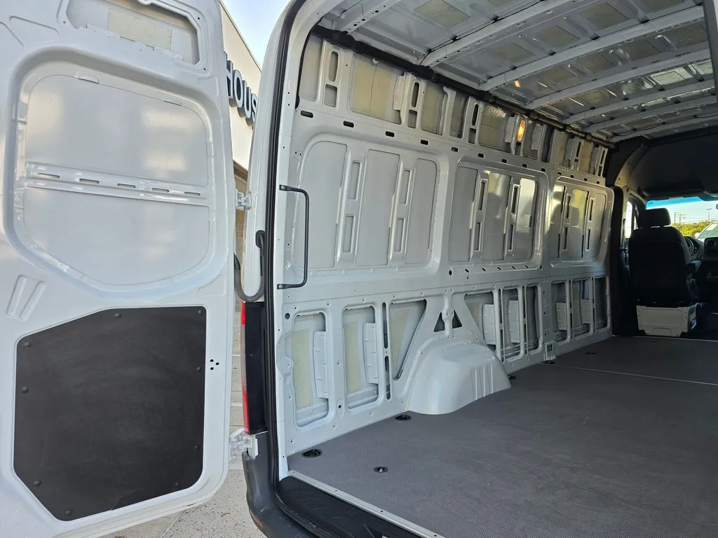 Mercedes-Benz Sprinter photo 12