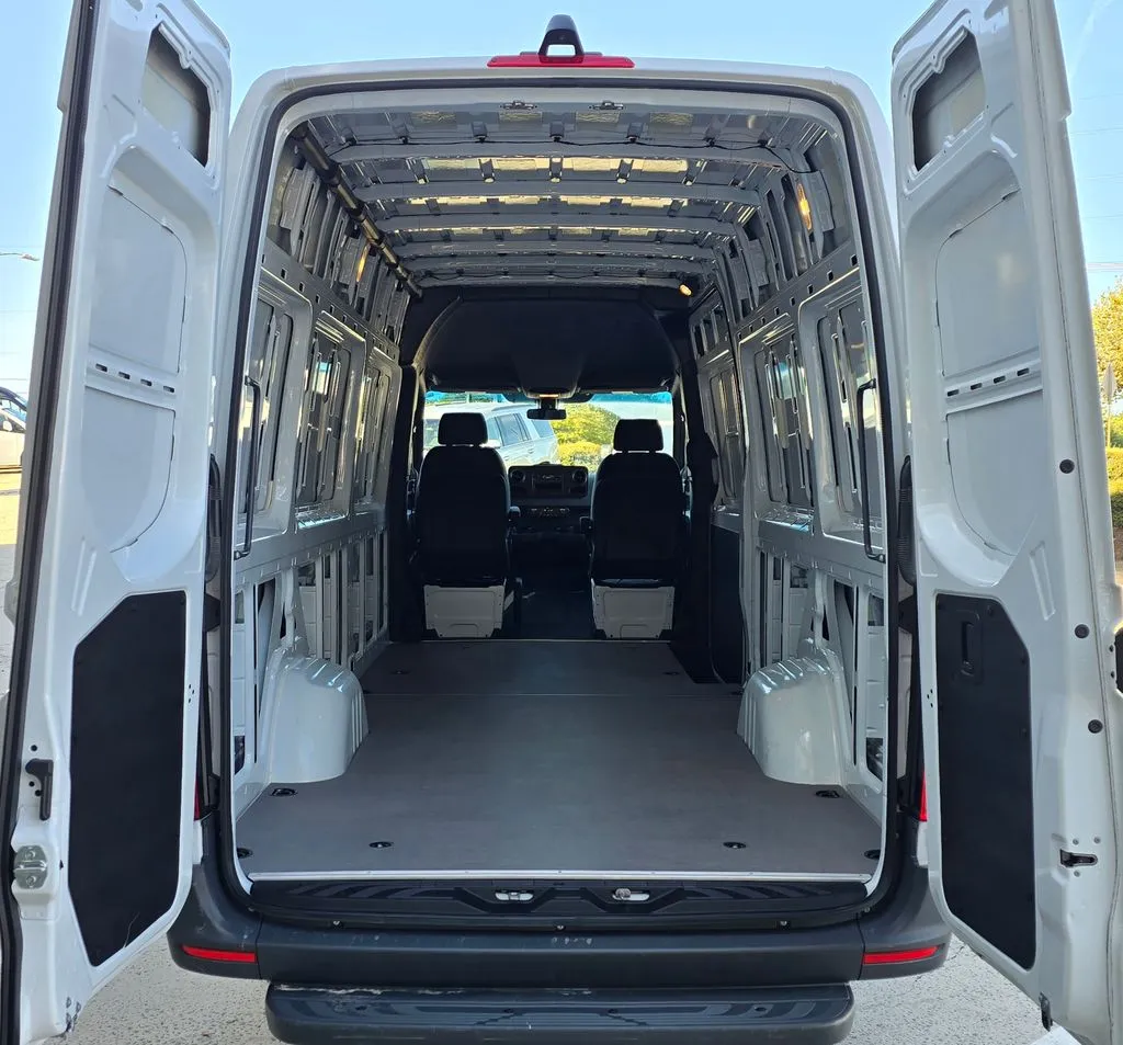 Mercedes-Benz Sprinter photo 11