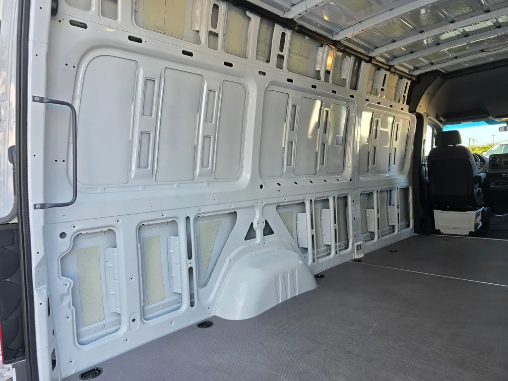 Mercedes-Benz Sprinter photo 13