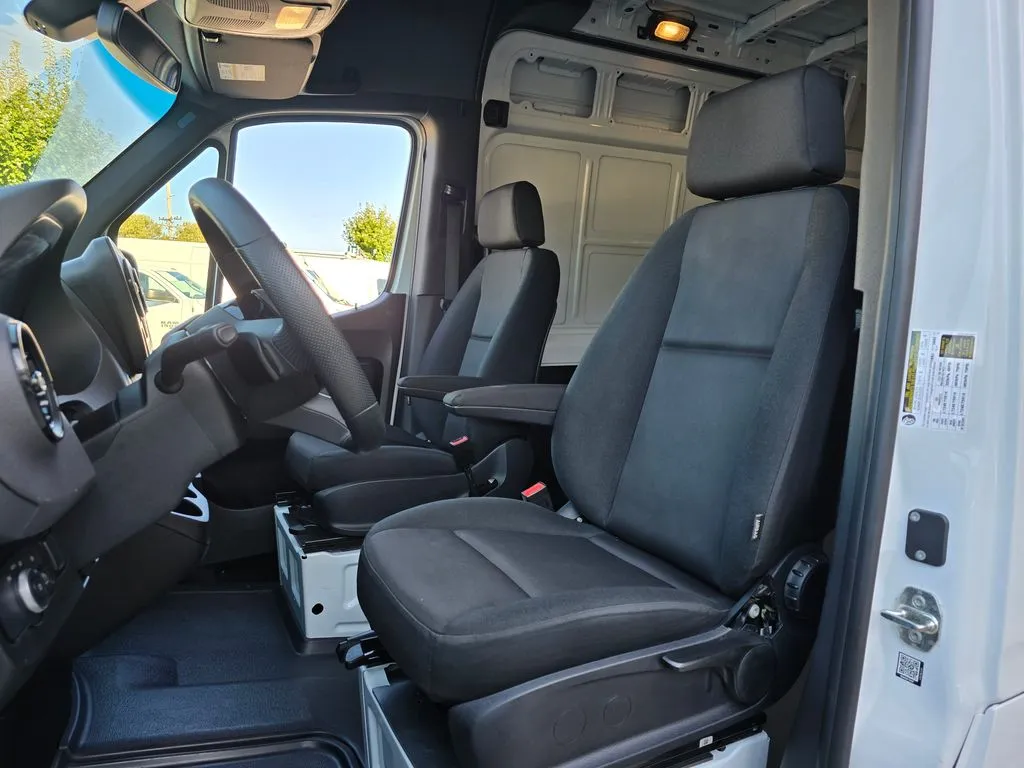 Mercedes-Benz Sprinter photo 28