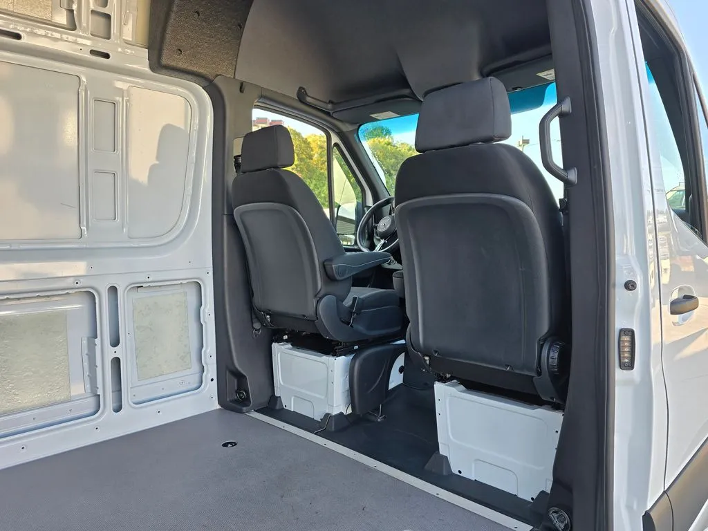 Mercedes-Benz Sprinter photo 18