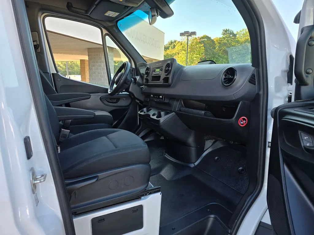 Mercedes-Benz Sprinter photo 32