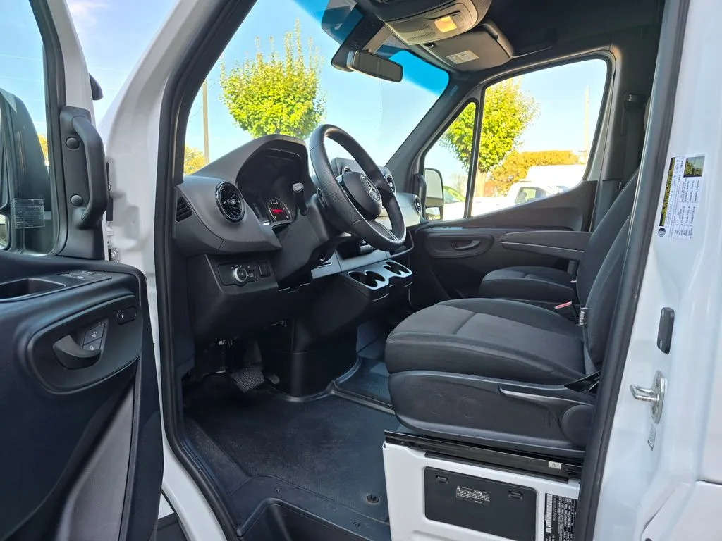 Mercedes-Benz Sprinter photo 27