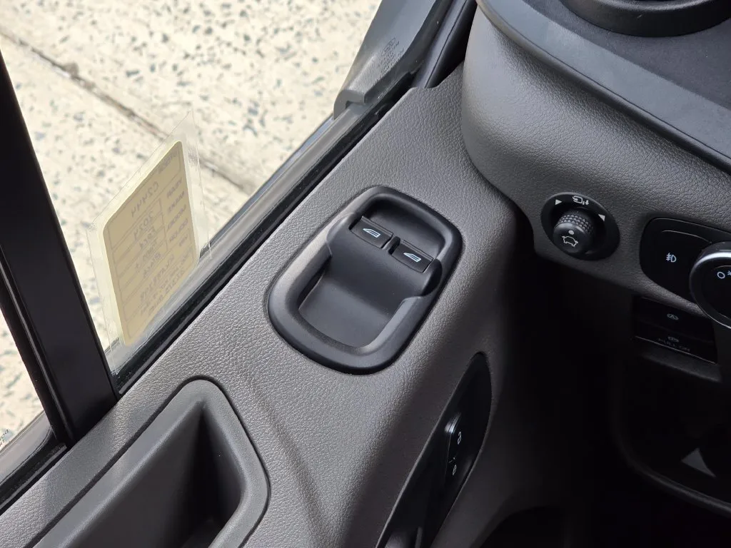 Ford Transit-350 photo 31