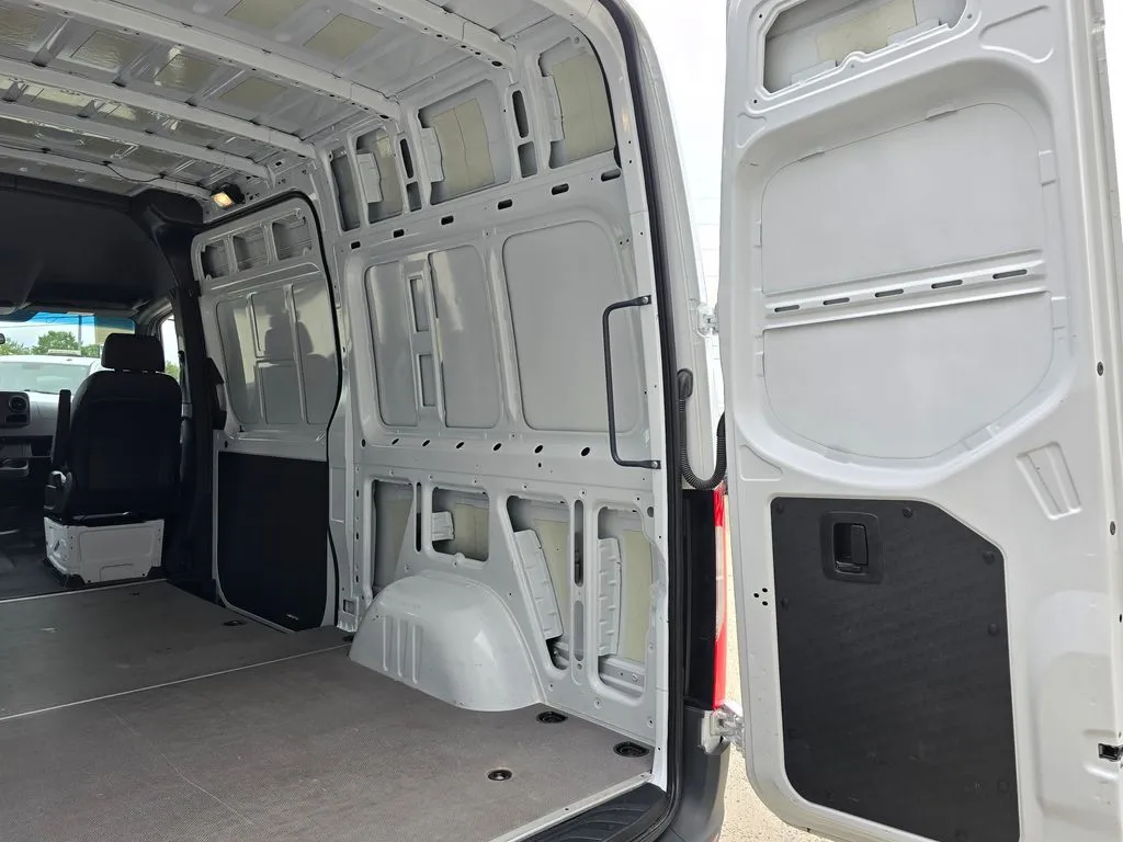 Mercedes-Benz Sprinter photo 14