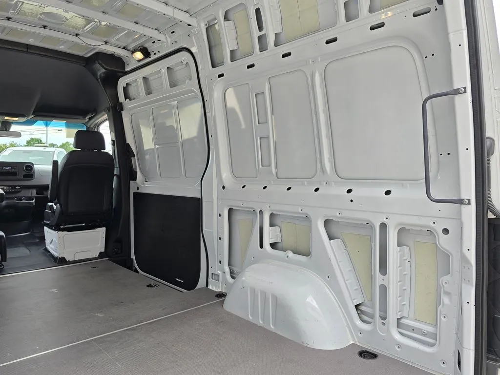 Mercedes-Benz Sprinter photo 15