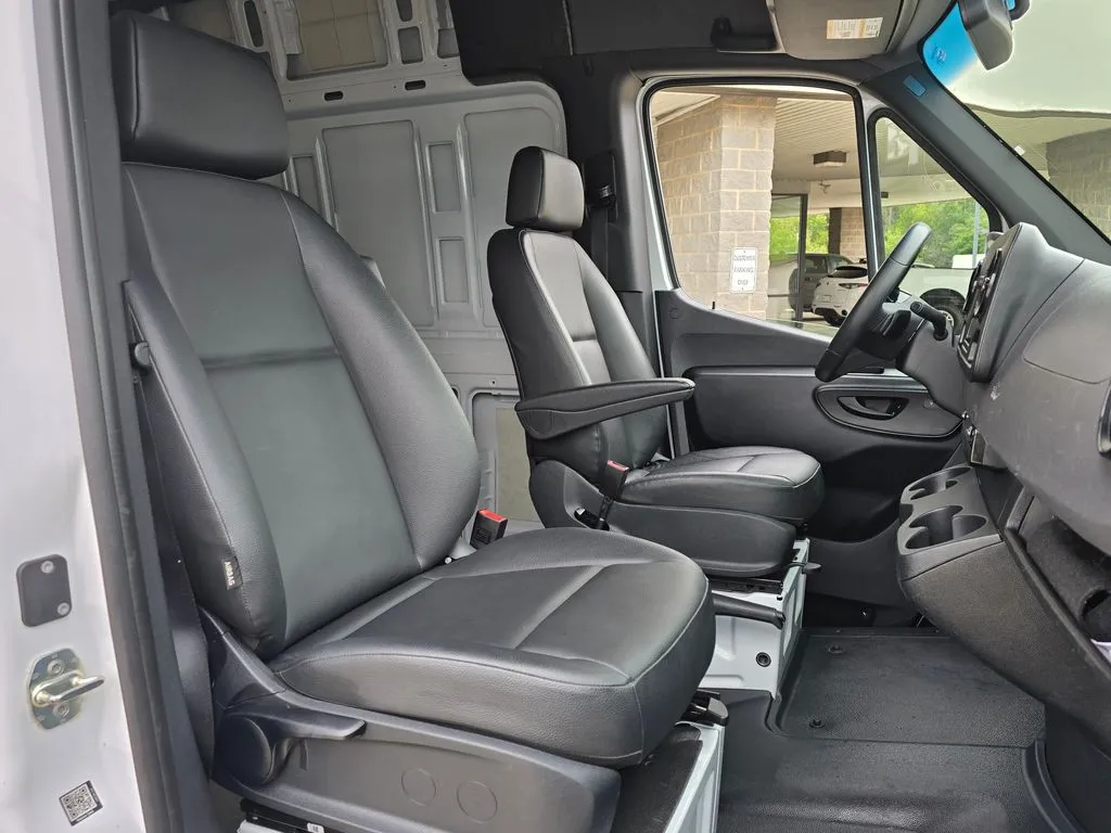 Mercedes-Benz Sprinter photo 33