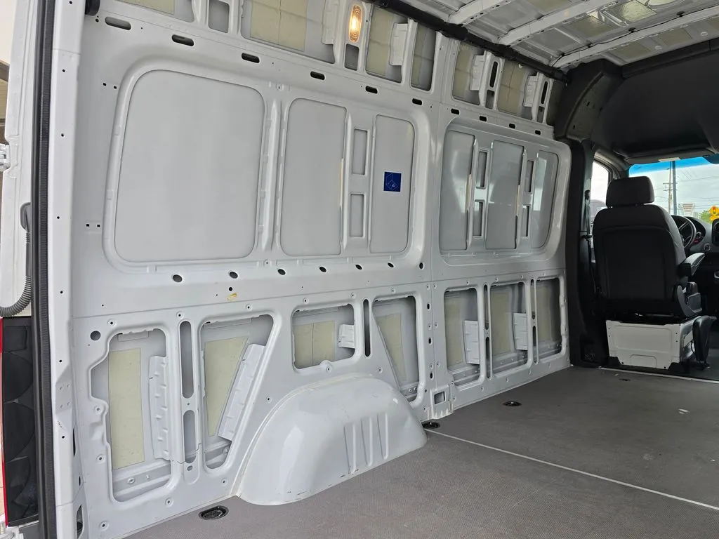 Mercedes-Benz Sprinter photo 13