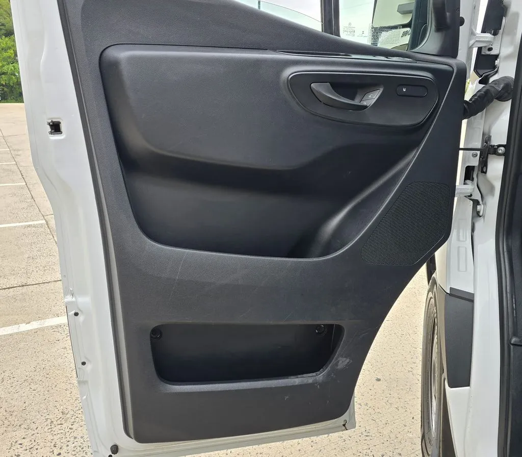 Mercedes-Benz Sprinter photo 29