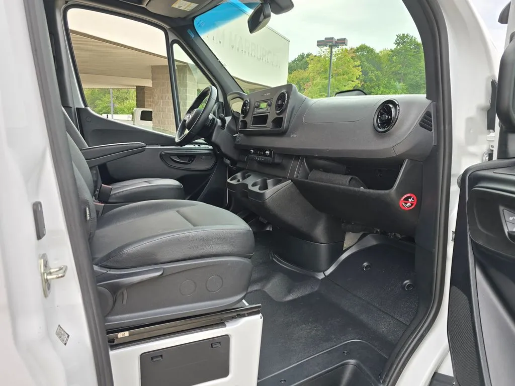 Mercedes-Benz Sprinter photo 32