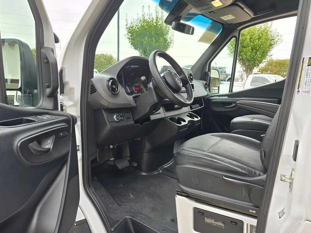 Mercedes-Benz Sprinter photo 27