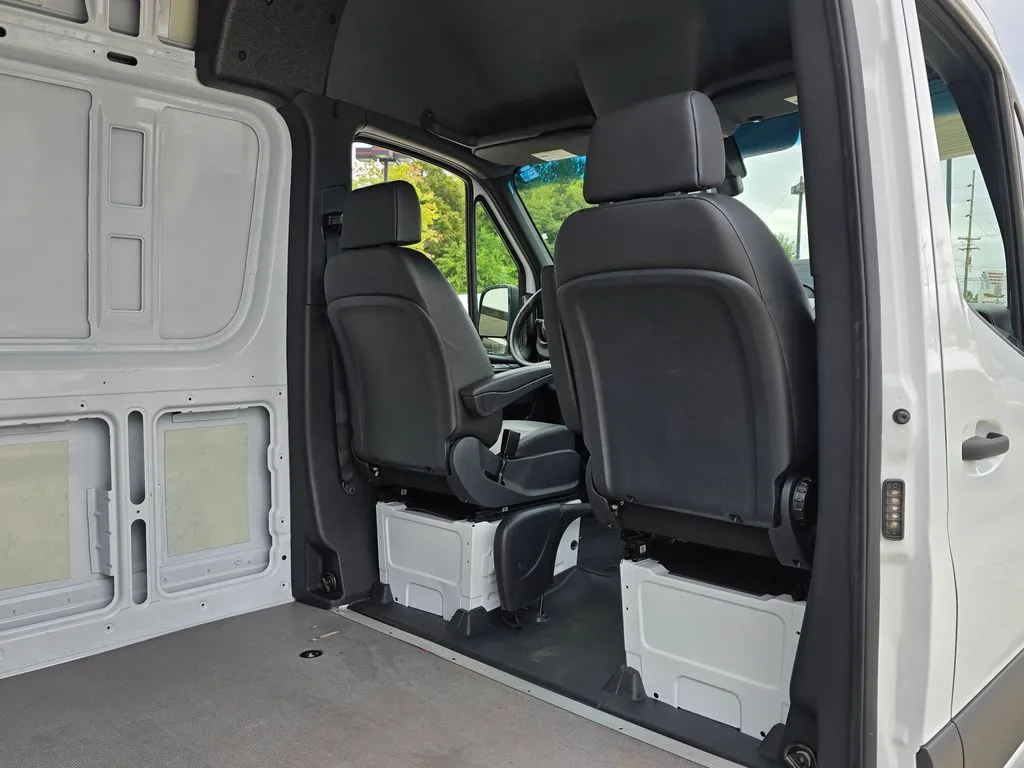 Mercedes-Benz Sprinter photo 18