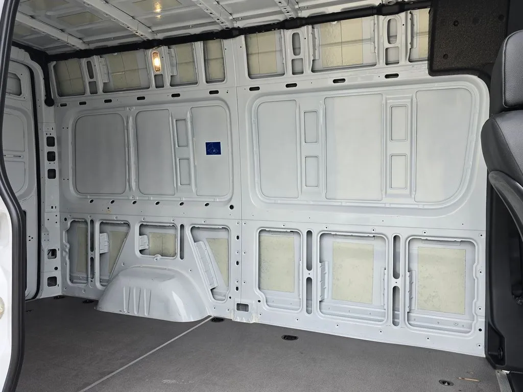 Mercedes-Benz Sprinter photo 17