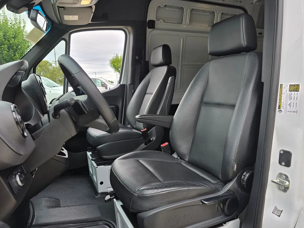 Mercedes-Benz Sprinter photo 28