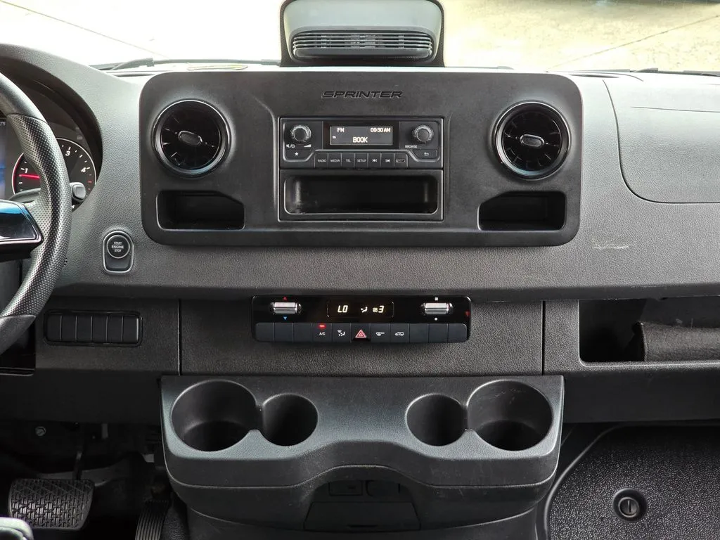 Mercedes-Benz Sprinter photo 25