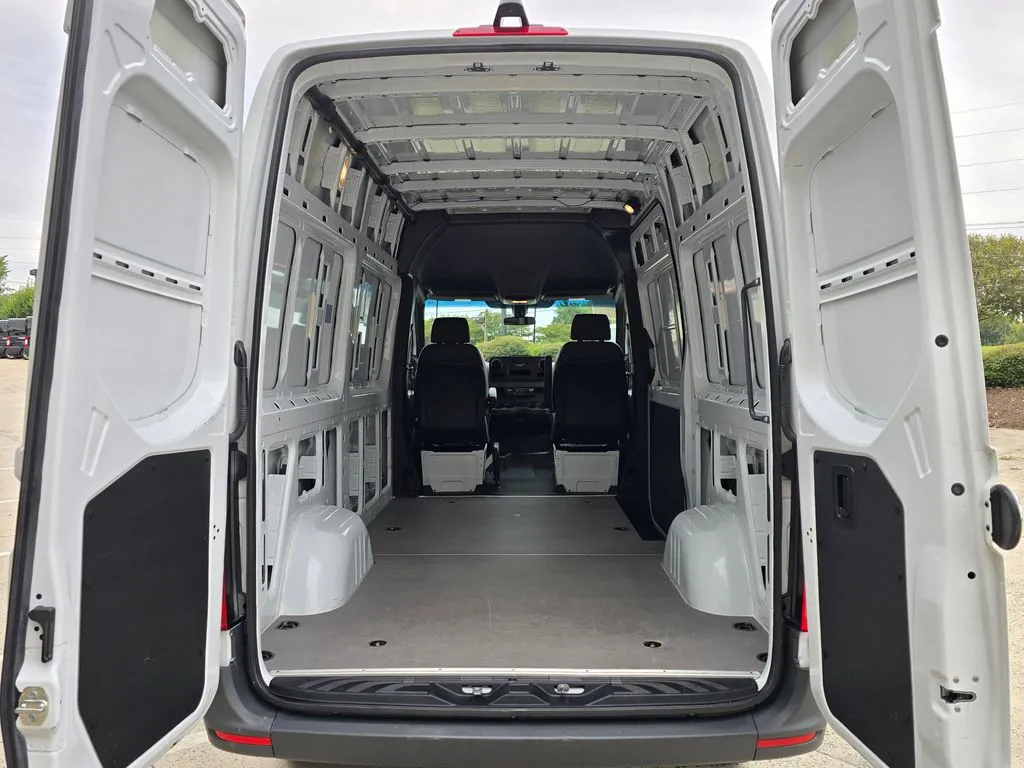 Mercedes-Benz Sprinter photo 11