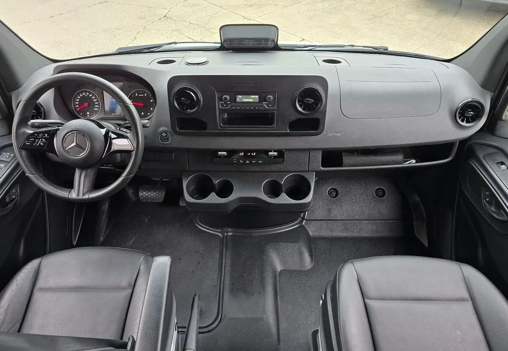 Mercedes-Benz Sprinter photo 19