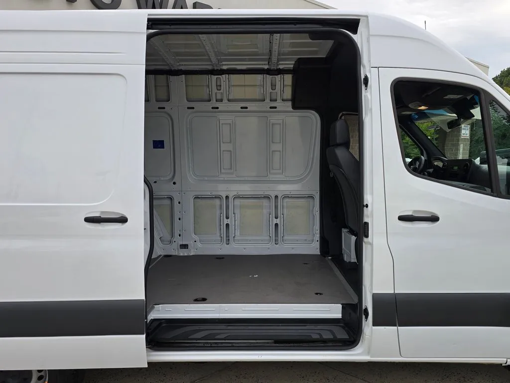 Mercedes-Benz Sprinter photo 16