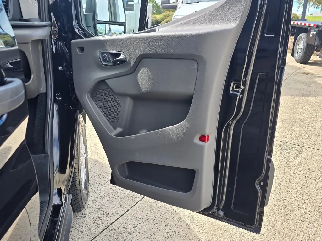 Ford Transit-350 photo 21