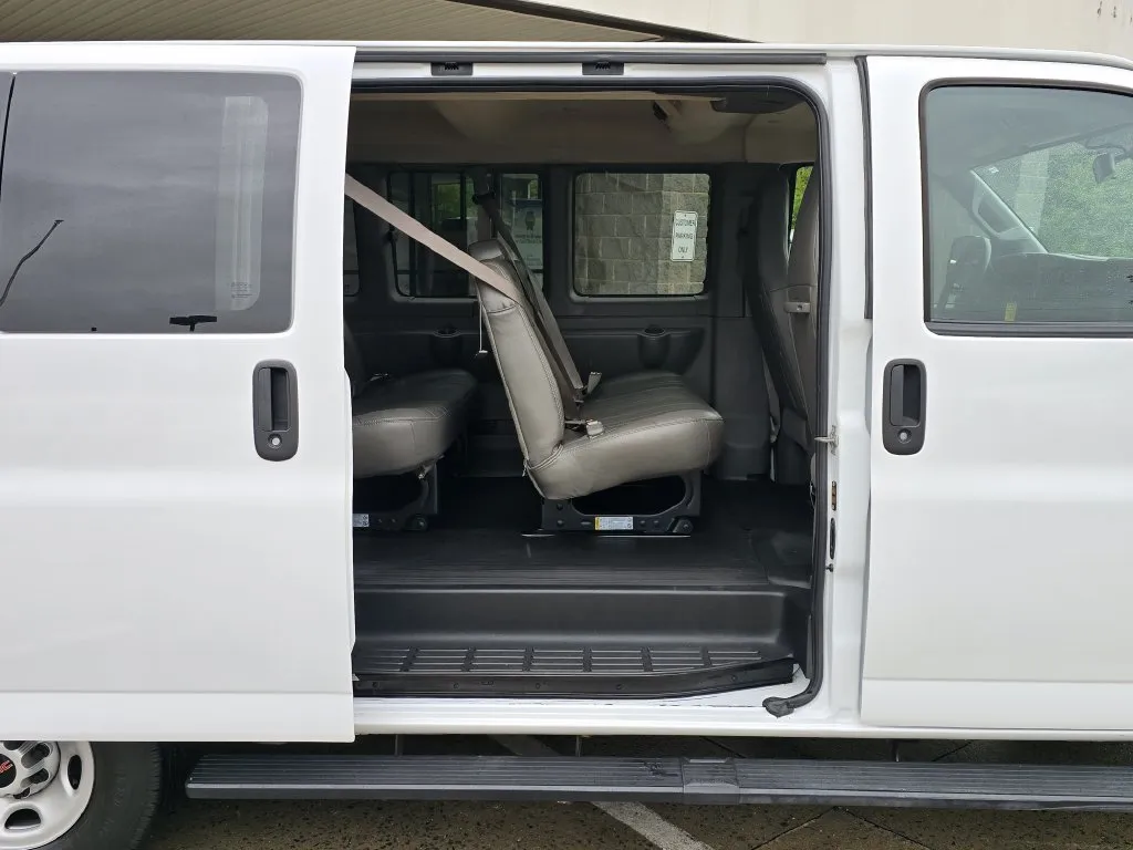 GMC Savana photo 11