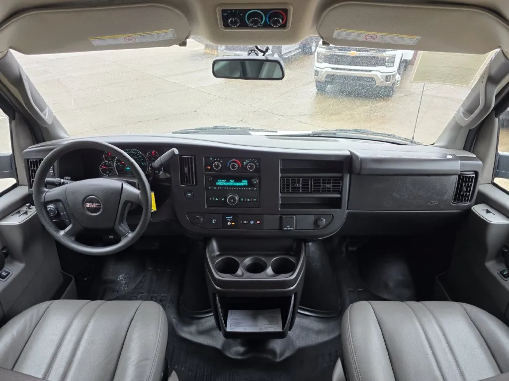 GMC Savana photo 15