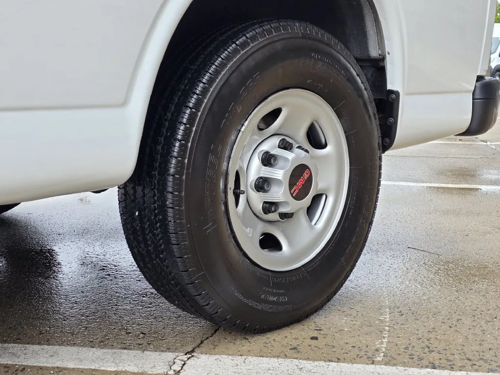 GMC Savana photo 35