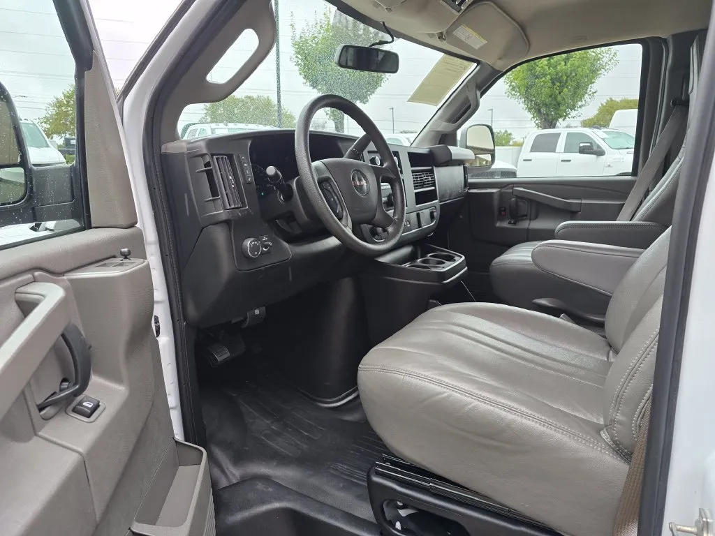 GMC Savana photo 24