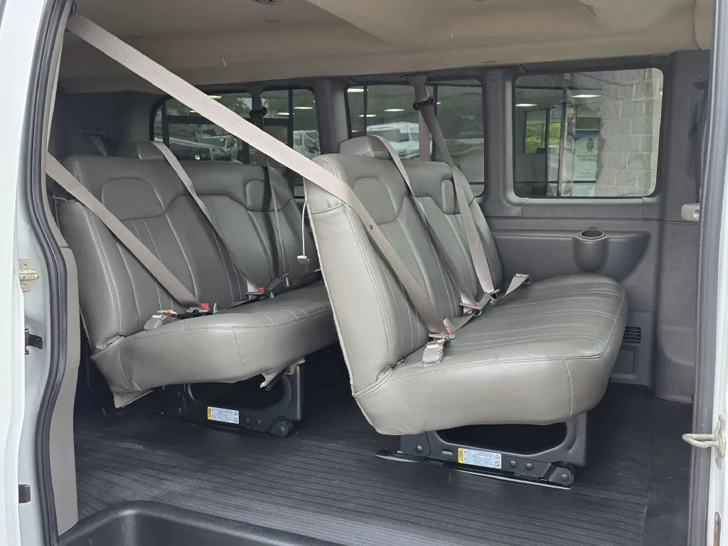 GMC Savana photo 12