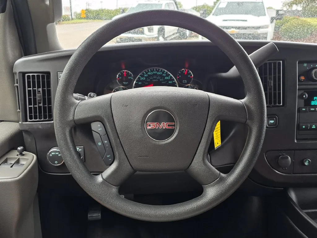 GMC Savana photo 16