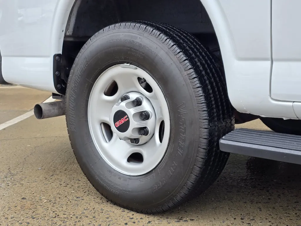 GMC Savana photo 36
