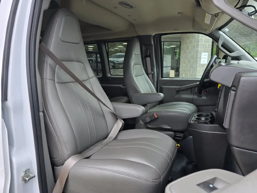 GMC Savana photo 30