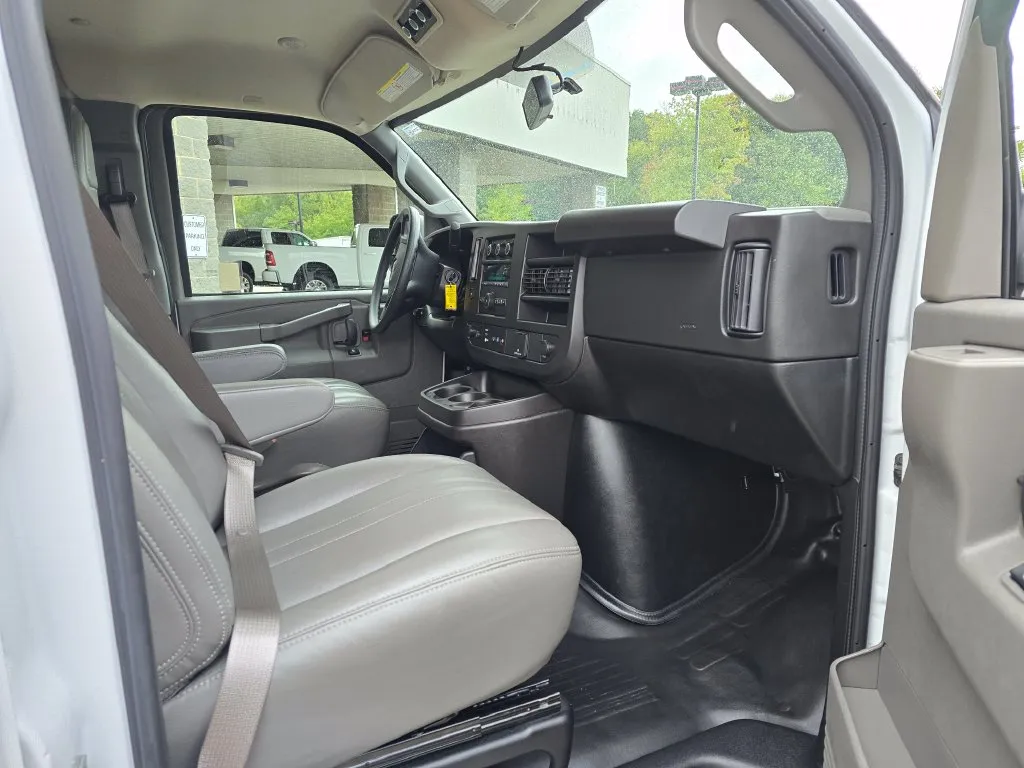 GMC Savana photo 29