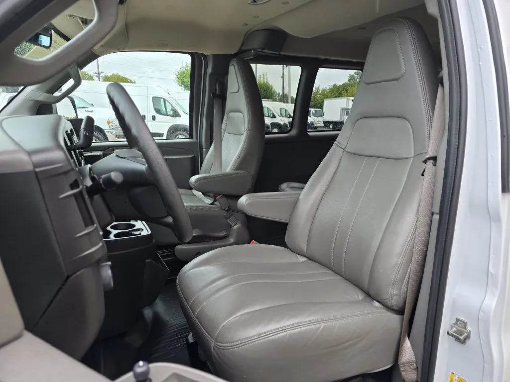 GMC Savana photo 25