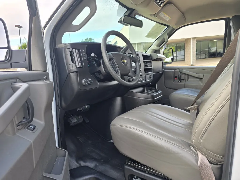 Chevrolet Express photo 26