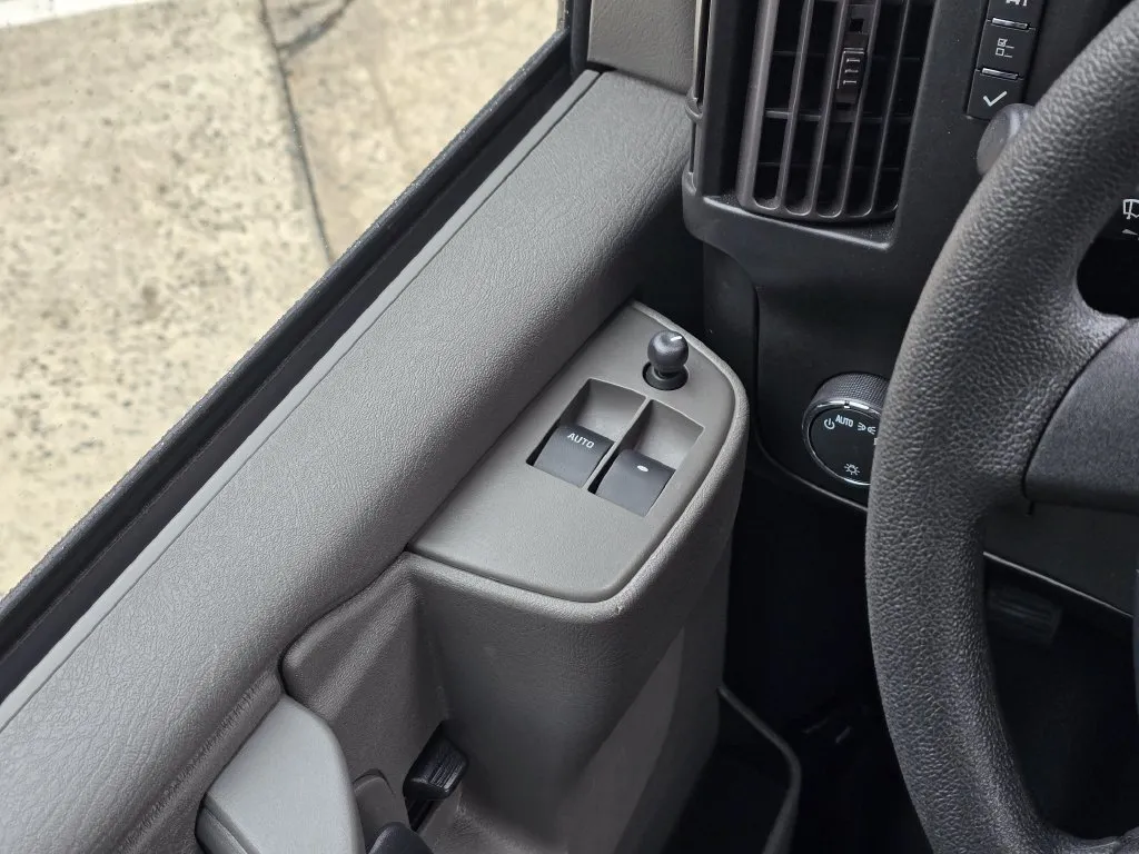 Chevrolet Express photo 29