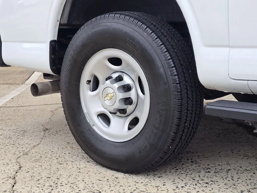 Chevrolet Express photo 36