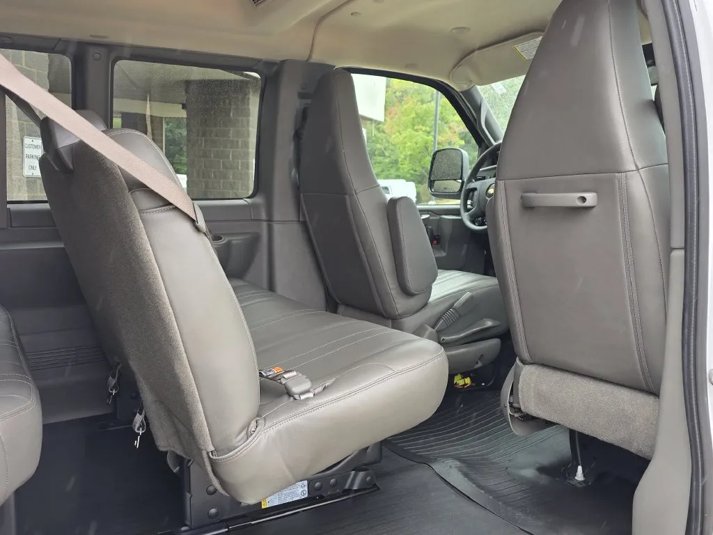 Chevrolet Express photo 16