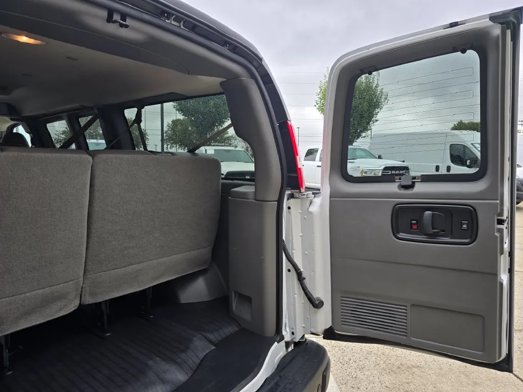 Chevrolet Express photo 13