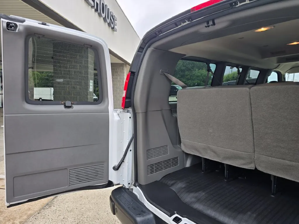 Chevrolet Express photo 12