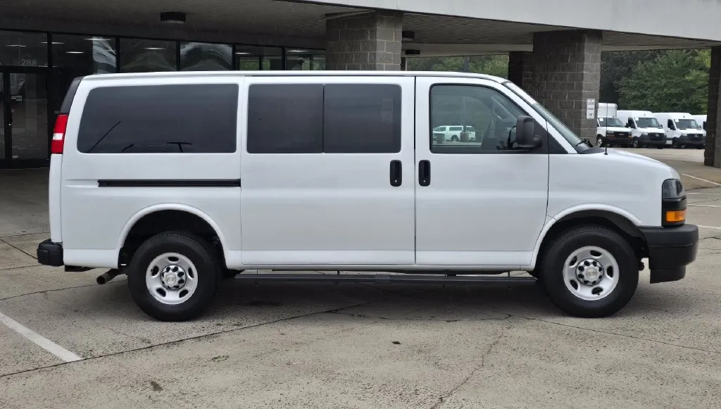 Chevrolet Express photo 3