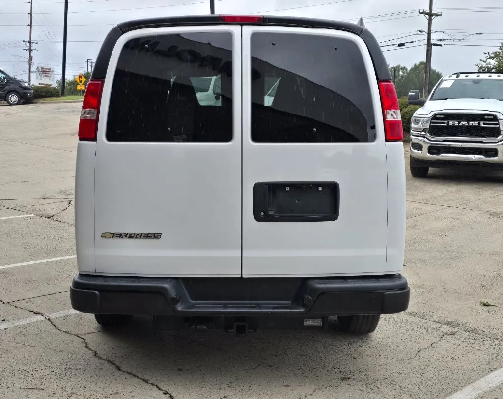 Chevrolet Express photo 6